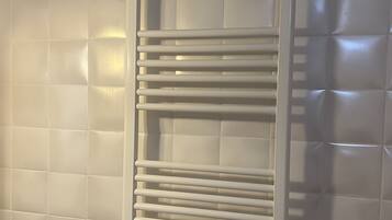 Monolocale Premium, 1 letto queen con divano letto, vista parco, lato giardino | Bagno | Doccia, set di cortesia firmato, asciugacapelli, accappatoio