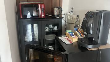 Monolocale Premium, 1 letto queen con divano letto, vista parco, lato giardino | Area soggiorno | TV a schermo piatto 40 pollici con canali digitali, TV