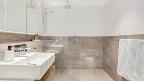 Ensemble douche/baignoire, serviettes fournies