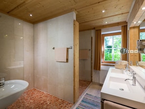 Douche, bidet, serviettes fournies, papier toilette