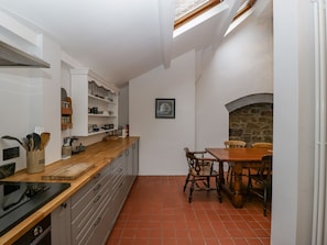 Cottage | Private kitchen | Fridge, dishwasher, electric kettle, toaster - Kylemore (Glastonbury)