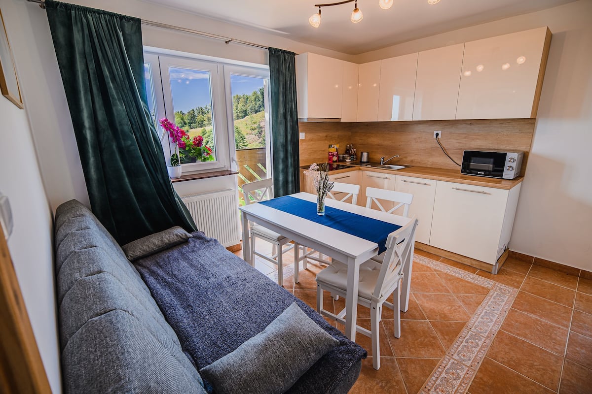 Apartment (Pony Ranch - One Bedroom Zosi) | Dining room