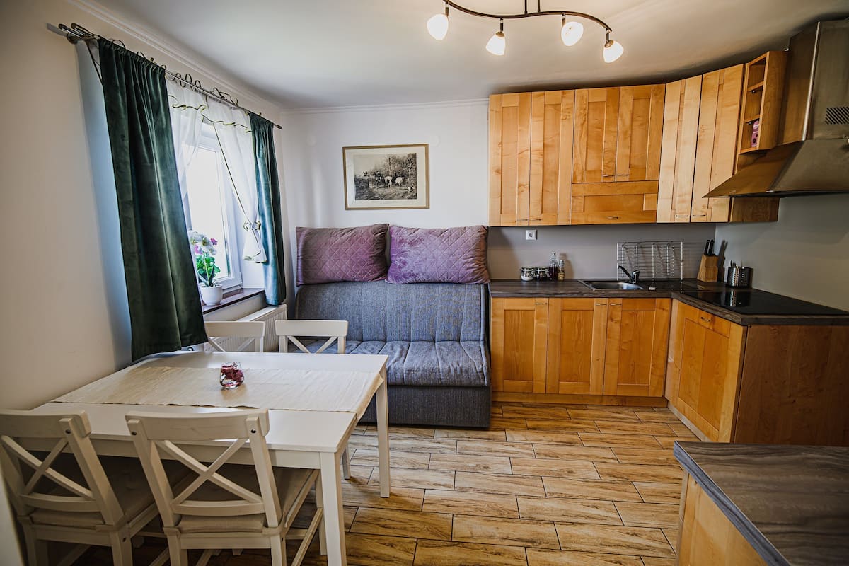 Apartment (Pony Ranch - One bedroom Saisy) | Dining room