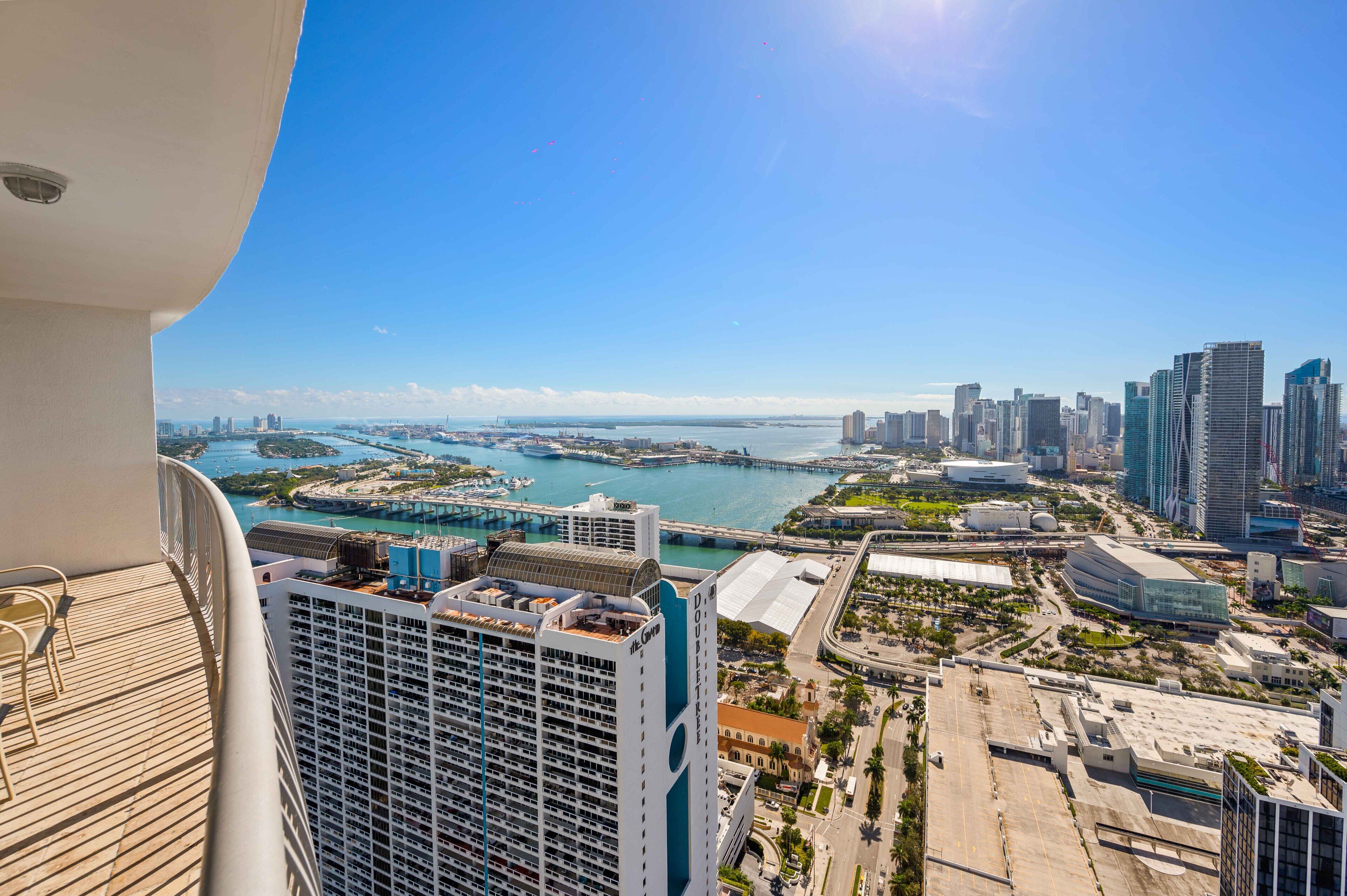 Luxury Penthouse- Stunning Bay, Ocean & City View