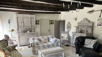 Télévision, cheminée, lecteur de DVD, baby-foot