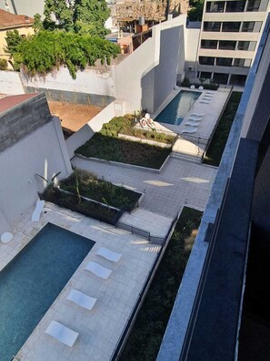 Una piscina al aire libre, una piscina climatizada