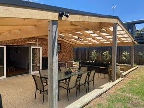 Outdoor dining - Beach House on Antares (Torquay)
