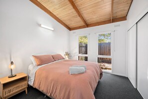 3 bedrooms, iron/ironing board, Internet, bed sheets - Beach House on Antares (Torquay)