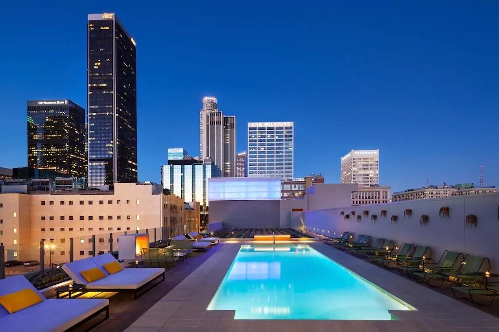 Alberca al aire libre y alberca climatizada