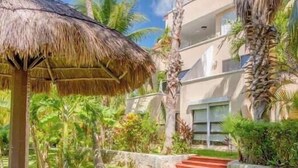 Terrace/patio - Zona Hotelera Studio with Pool Access, Near Beach (Cancun)