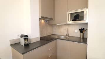 Réfrigérateur, micro-ondes, plaque de cuisson, lave-vaisselle