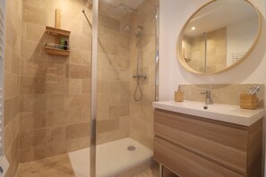 Shower, hair dryer, towels, soap - The cottage in Provence (Vaison-la-Romaine)