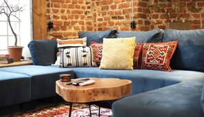 Smart-tv, dvd-spelare, ett filmbibliotek och en stereo