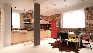 Geladeira, micro-ondas, fogão, cooktop
