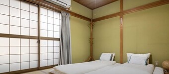 10mins train to Namba, 4mins walk to stn, 2floor Japanese style whole house
