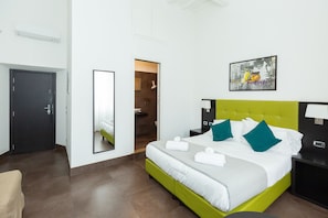 Quarto superluxo | Edredons de pluma, frigobar (abastecido com alguns itens grátis)
