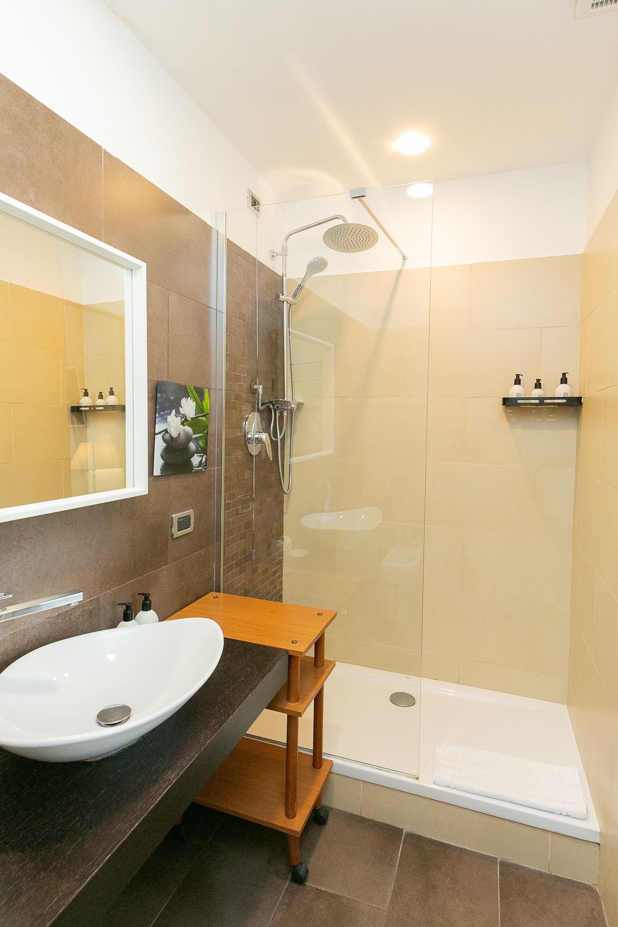 Shower, rainfall showerhead, free toiletries, hair dryer