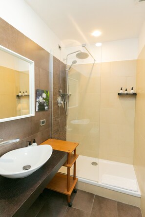 Dusche, Regendusche, kostenlose Toilettenartikel, Haartrockner