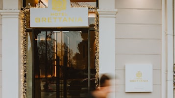 La entrada del Hotel Bretagne con un letrero sobre la puerta.