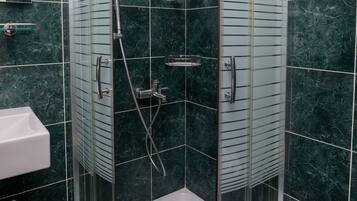 Shower, rainfall showerhead, free toiletries, hair dryer