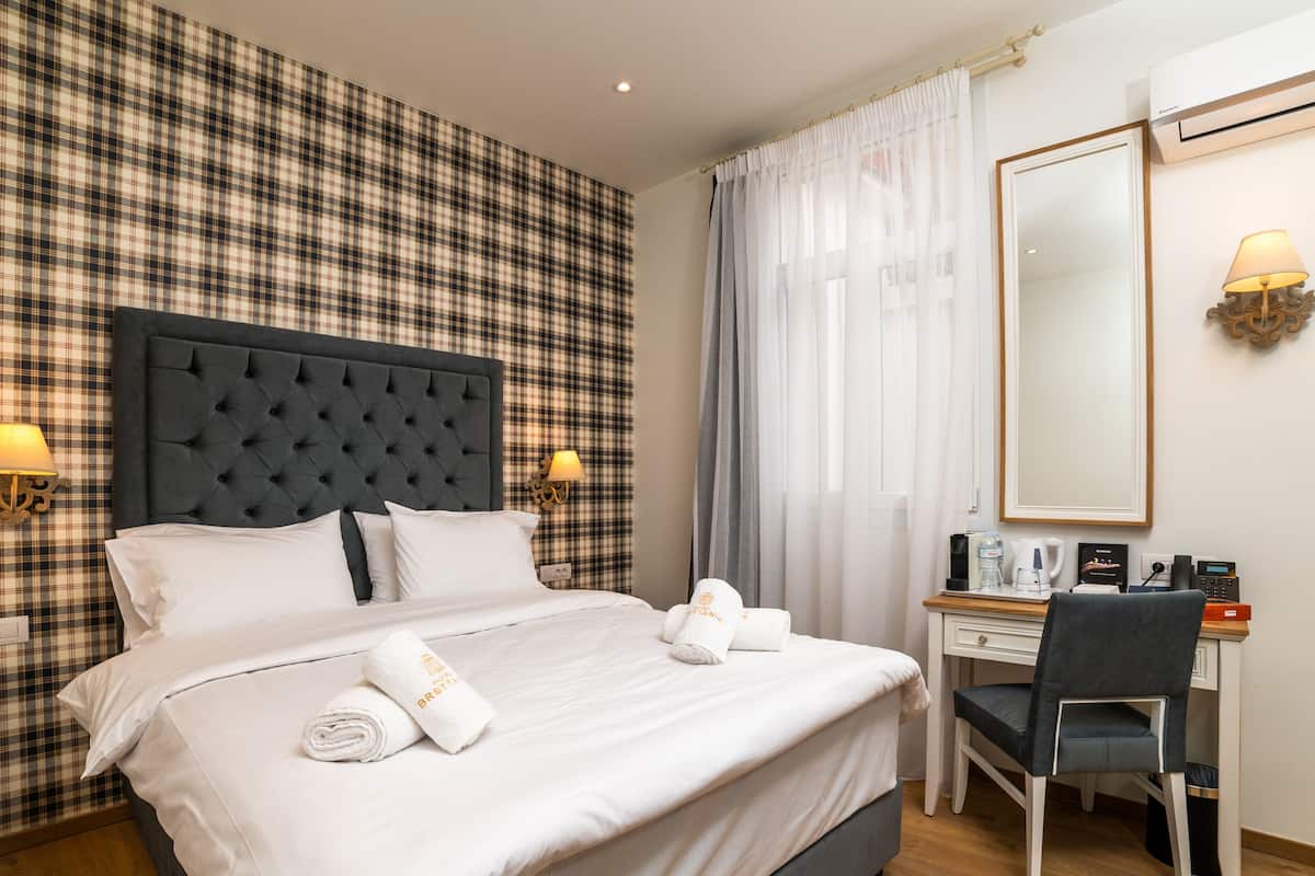 Classic Double Room with Window