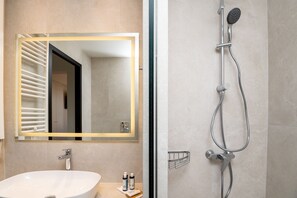 Superior Double Room with Balcony and Panoramic View | Bathroom | Shower, rainfall showerhead, free toiletries, hair dryer - Brettania Hotel (Ioannina)