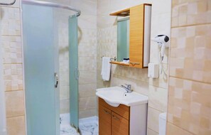 Douche, douche hydromassante, sèche-cheveux