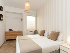 3 bedrooms, iron/ironing board, internet, bed sheets