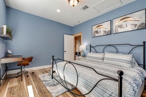 3 habitaciones, escritorio y tabla de planchar con plancha 