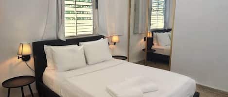 6 bedrooms, iron/ironing board, WiFi, bed sheets