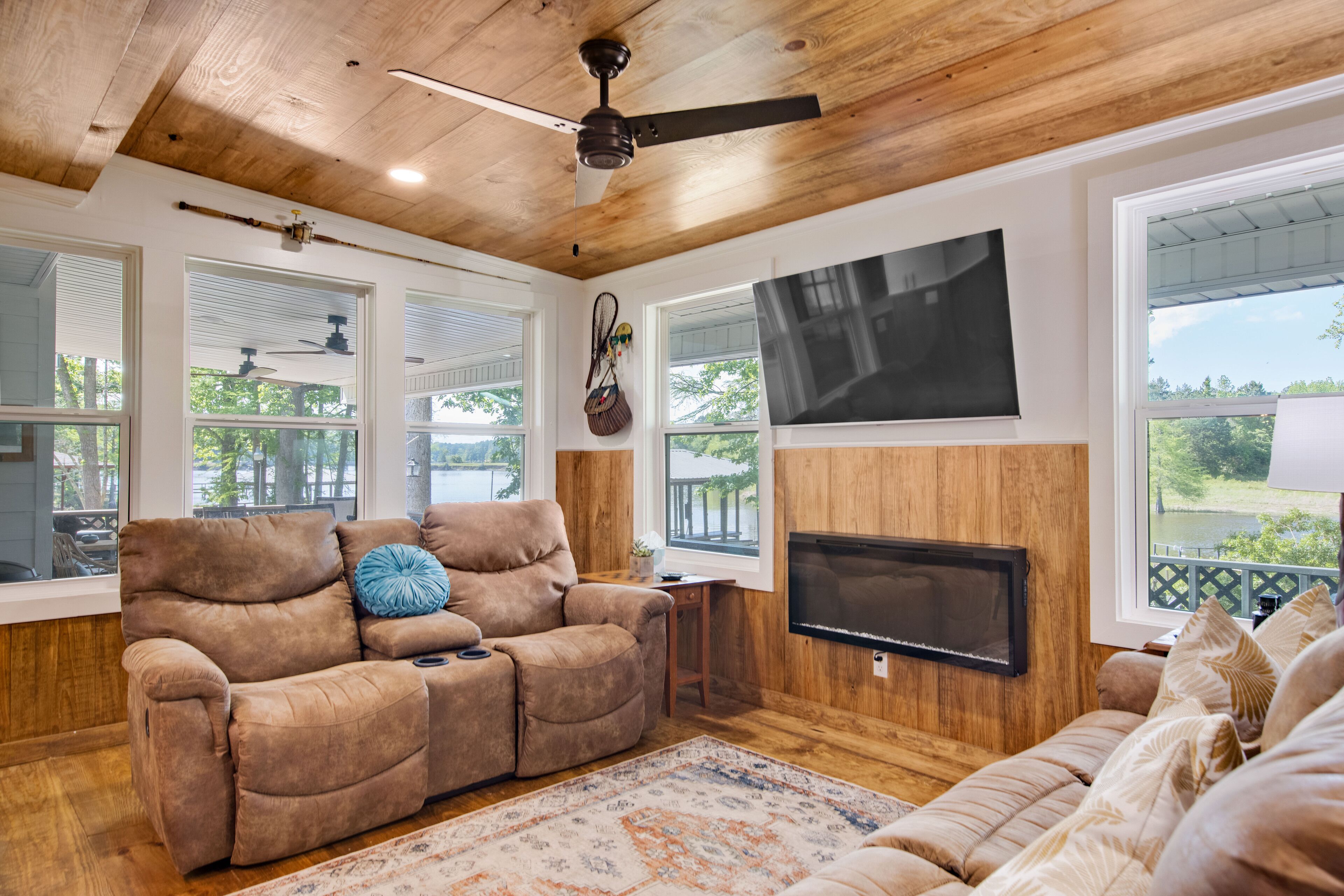 Älytelevisio, takka, kirjoja