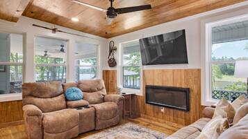 Smart TV, chimenea y libros