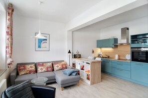 Fernseher, DVD-Player, Bücher, Stereoanlage