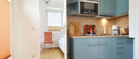Réfrigérateur, micro-ondes, plaque de cuisson, cafetière/bouilloire