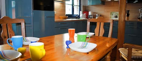 Kylskåp, mikrovågsugn, ugn och spishäll