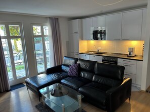 Fernseher, DVD-Player, Bücher, Stereoanlage