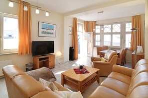 Fernseher, DVD-Player, Bücher, Stereoanlage