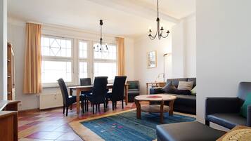 DVD-Player, Bücher, Stereoanlage