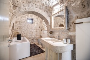 Een douche, een bubbelbad, een haardroger, een bidet