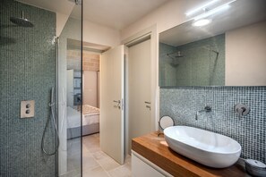 Chuveiro, banheira de hidromassagem, secador de cabelo, bidê