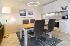 Réfrigérateur, four à micro-ondes, un four, surface de cuisson