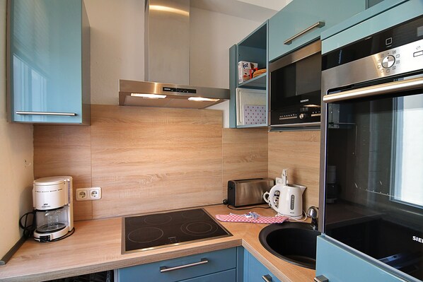 Kühlschrank, Mikrowelle, Ofen, Herdplatte