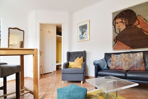 Fernseher, DVD-Player, Bücher, Stereoanlage