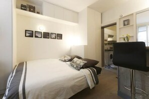 1 slaapkamer, een bureau, een strijkplank/strijkijzer, wifi