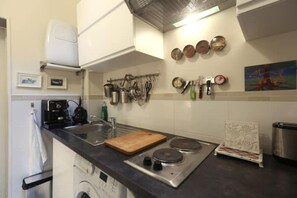 Een koelkast, een microgolfoven, een kookplaat