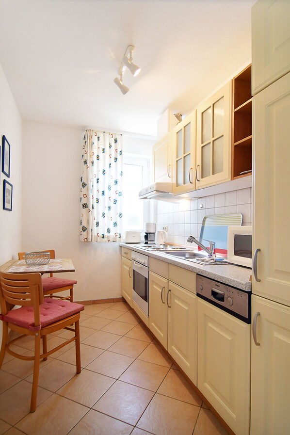 Kühlschrank, Ofen, Herdplatte, Geschirrspüler