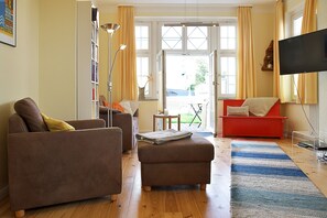 Fernseher, DVD-Player, Bücher, Stereoanlage