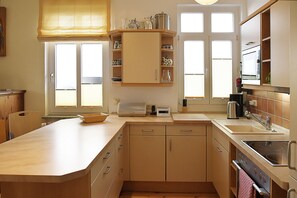 Fridge, microwave, oven, stovetop - Villa Hamburg Appartement 02 (Ostseebad Heringsdorf OT Ahlbeck)