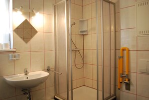 Bathroom - Vacation apartment Emmy 04, completely restored in the preserved seaside resort style (Seebad Ahlbeck)