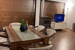 Dining - Beautiful 8 Bed Apartment in Hallenberg (Hallenberg)